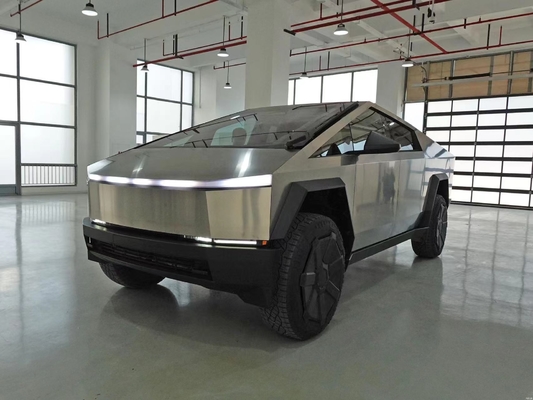 Silver Tesla Cyber Off-Road Pickup Truck met volledig stalen carrosserie en 180 km/h maximale snelheid
