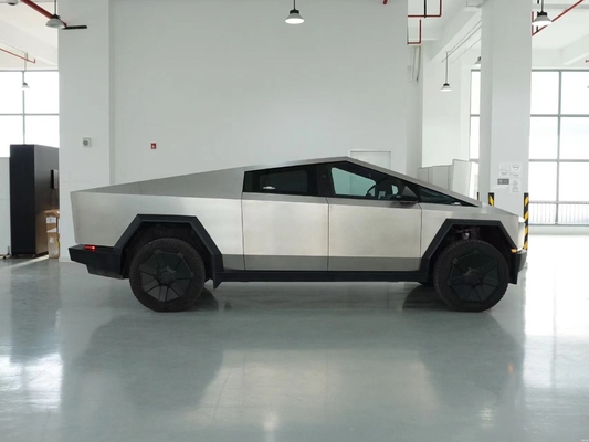 Silver Tesla Cyber Off-Road Pickup Truck met volledig stalen carrosserie en 180 km/h maximale snelheid