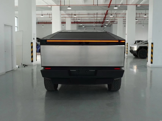 Silver Tesla Cyber Off-Road Pickup Truck met volledig stalen carrosserie en 180 km/h maximale snelheid