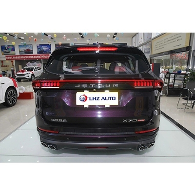 De SUV van Chery Jetour X70 in 2024 met elektrische verwarming en vouwspiegel.