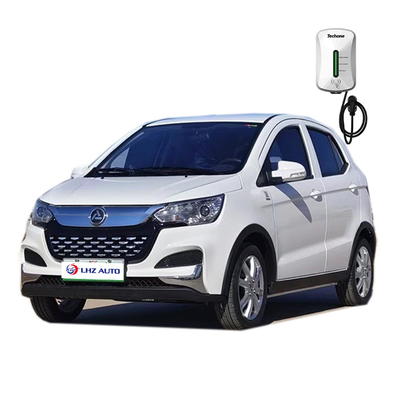 De elektrische auto van 2024 in een volwassen vierwielig voertuig met een snelheid van 200 km