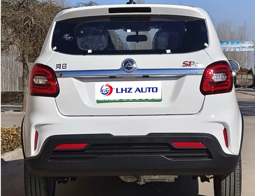 De elektrische auto van 2024 in een volwassen vierwielig voertuig met een snelheid van 200 km