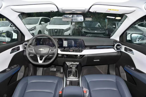Verbeter je woon-werkverkeer met het elektrische leer interieur van de Chevrolet Cruze Compact Sedan