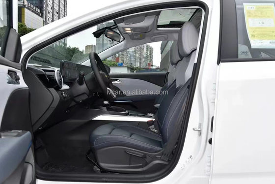Verbeter je woon-werkverkeer met het elektrische leer interieur van de Chevrolet Cruze Compact Sedan