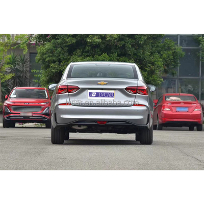 Elektrische voorruit en ESC 2022 Chevrolet Monza Hybrid met donker leer interieur