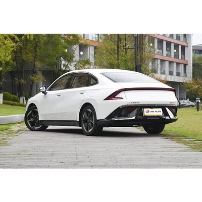 De sedan van 2024 van Wuling Motors' A-klasse met maximale snelheid 145 km/u en lange duurzaamheid