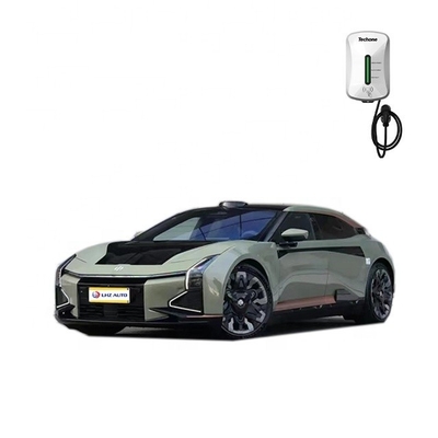 Een Chinese elektrische auto met 4 deuren, 5 zitplaatsen en 3 dozen.