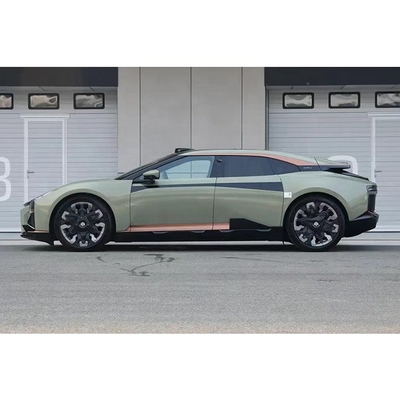 Een Chinese elektrische auto met 4 deuren, 5 zitplaatsen en 3 dozen.