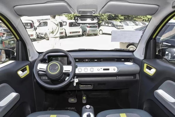 Links stuur Wuling Hongguang Mini Pure Electric Vehicle voor milieuvriendelijk woon-werkverkeer