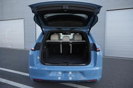 LiXiang L7 model met vierwielaandrijving multifunctioneel stuur en autotoonmaak-systeem