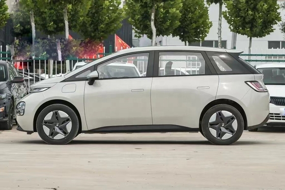 Links stuur Wuling Baojun Populaire en betaalbare 5-deurs 5-zits hatchback